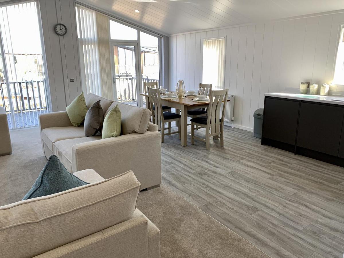 Elm 35 Hot Tub Holiday home *